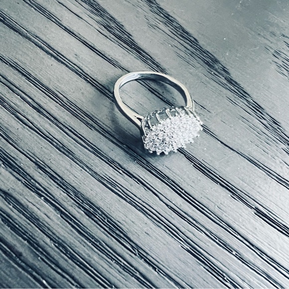 Stunning Lotus Seed Shaped Zirconia Flowered 925 Silver Plated Ring Size 8 - Picture 9 of 9